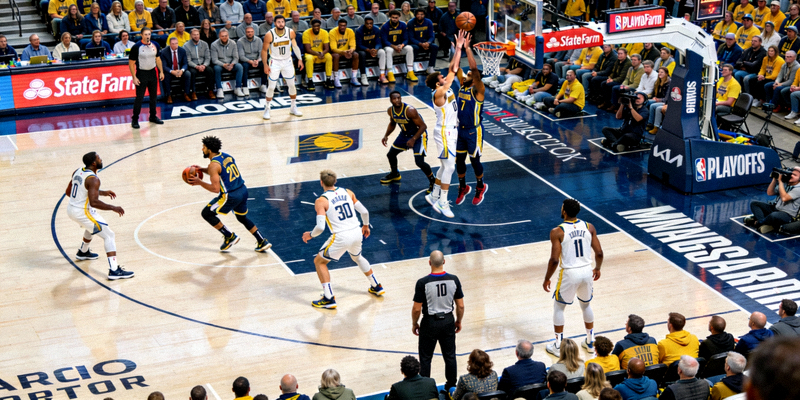 NBA篮球比赛现场高清直播画面，球员正在激烈对抗